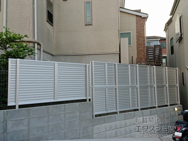 神奈川県横浜市ののフェンス・柵 ミエーネフェンス 目隠しルーバータイプ 2段支柱 ブロック建て用（パネル2段） 施工例