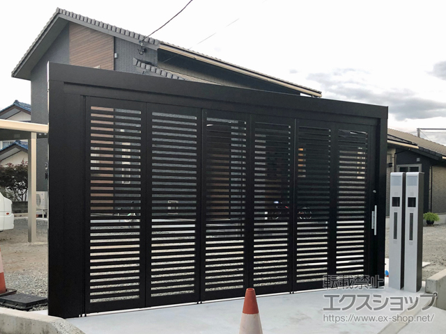 山梨県甲府市ののガレージシャッター サイドーレR1型 横格子 アルミ色タイプ 手動式 施工例