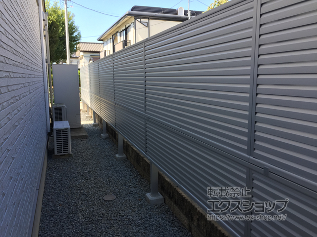 山梨県笛吹市ののフェンス・柵 ミエーネフェンス 目隠しルーバータイプ 2段支柱 自立建て用（パネル2段） 施工例