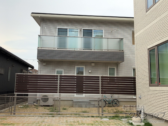 愛知県江南市ののフェンス・柵 ルシアスフェンスF04型 横板 木目カラー 2段支柱 自立建て用*パネル1段 施工例