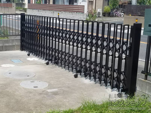 神奈川県茅ヶ崎市ののカーゲート トリップゲート ペットガード型 ノンレール 片開き 54S 施工例