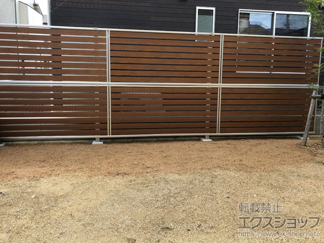 香川県高松市ののフェンス・柵 ルシアスフェンスF04型　横板　木目カラー　2段支柱　自立建て用 施工例