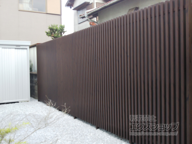 福岡県遠賀郡遠賀町ののフェンス・柵 エルファード両面タイプ Ｍ1型 木調たて格子 間仕切り支柱タイプ 施工例