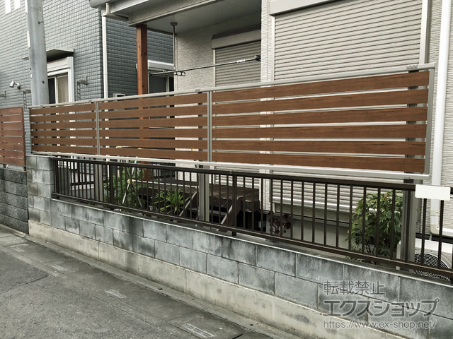埼玉県上尾市ののフェンス・柵 ルシアスフェンスF04型 横板 木目カラー 多段柱施工 施工例