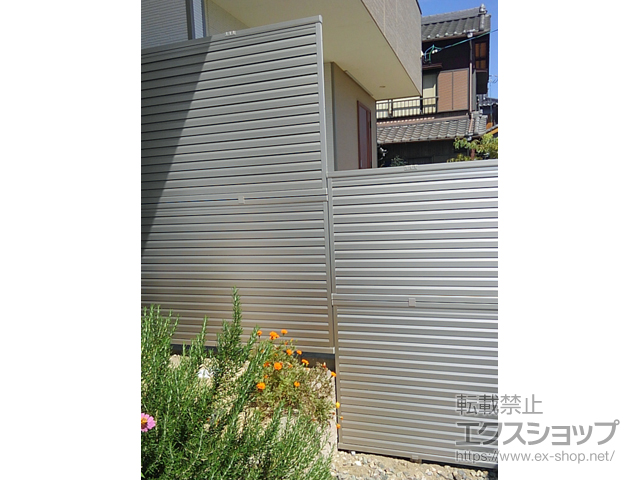 愛知県碧南市ののフェンス・柵 ミエーネフェンス 目隠しルーバータイプ 2段支柱 自立建て用（パネル2段） 施工例