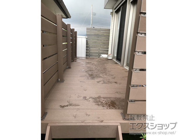 神奈川県伊勢原市ののウッドデッキ リウッドデッキ 200＋リウッドデッキフェンス3型 横スリット 施工例