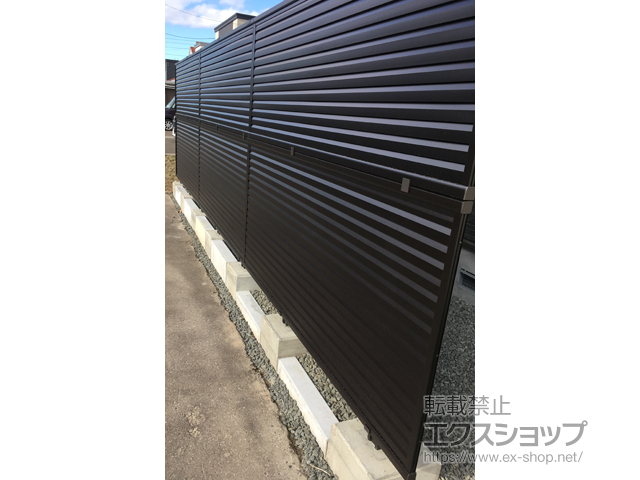 北海道札幌市ののフェンス・柵 ミエーネフェンス　目隠しルーバータイプ　2段支柱　自立建て用（パネル2段） 施工例