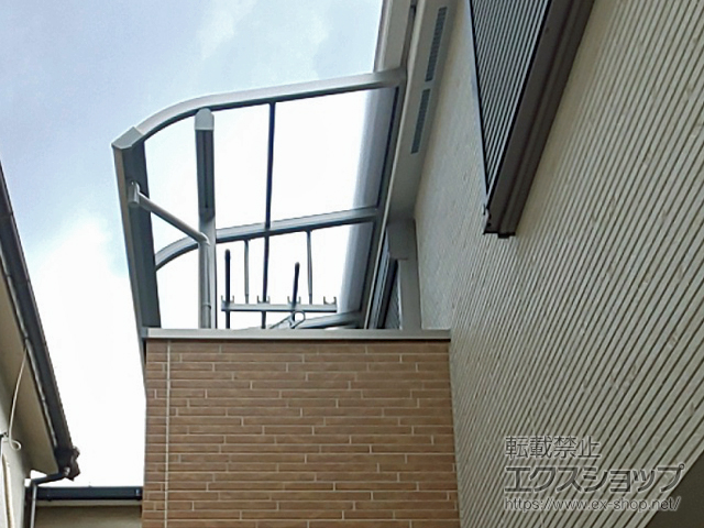 大阪府東大阪市ののバルコニー・ベランダ屋根 プレシオステラスII R型 屋根タイプ 単体 積雪〜20cm対応 施工例