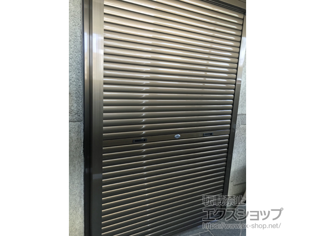 東京都葛飾区のLIXIL リクシル（トステム）のガレージシャッター ガレージシャッタークワトロ 手動式 外部付タイプ 施工例