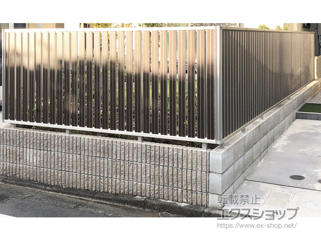 東京都東村山市ののフェンス・柵 ルシアスフェンスF03型 たて半目隠し 木調カラー 自由柱施工 施工例