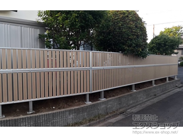 千葉県成田市ののフェンス・柵 ルシアスフェンスF03型 たて半目隠し 木調カラー 2段支柱 自立建て用 施工例