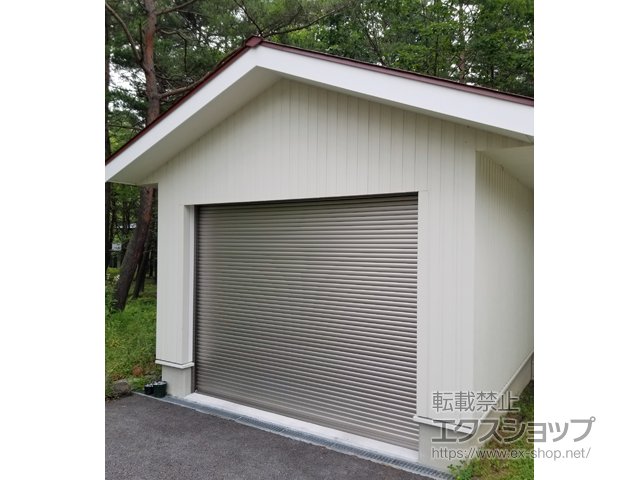 長野県北佐久郡軽井沢町のLIXIL リクシル（トステム）のガレージシャッター ガレージシャッタークワトロ 電動式 内部付タイプ 施工例