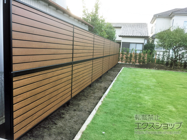 茨城県坂東市ののフェンス・柵 モクアルフェンス　目隠しタイプ　2段支柱　自立建て用（パネル2段） 施工例