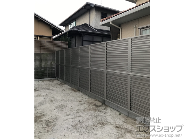 福岡県春日市ののフェンス・柵 ミエーネフェンス　目隠しルーバータイプ　2段支柱　自立建て用（パネル2段） 施工例