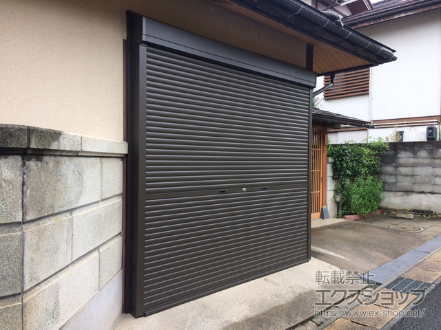 山形県山形市のLIXIL リクシル（トステム）のガレージシャッター ガレージシャッタークワトロ 手動式 外部付タイプ 施工例