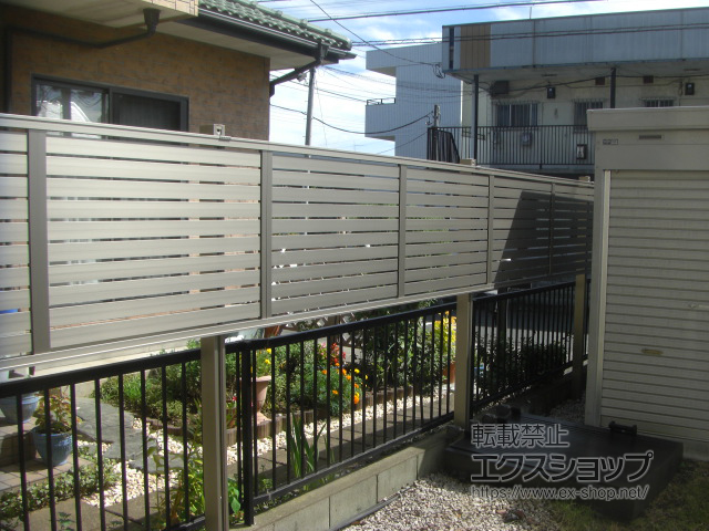 埼玉県比企郡滑川町ののフェンス・柵 プレスタフェンス 7Y型 横スリット アルミ多段柱使用 (パネル1段) 施工例