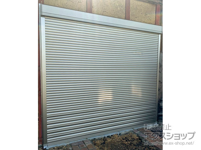 のLIXIL リクシル（トステム）のガレージシャッター ガレージシャッタークワトロ 電動式 外部付タイプ 施工例
