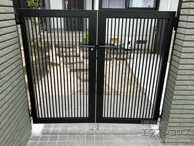 奈良県香芝市のの門扉 プレスタ門扉 2型 細たて桟 両開き 柱使用 施工例