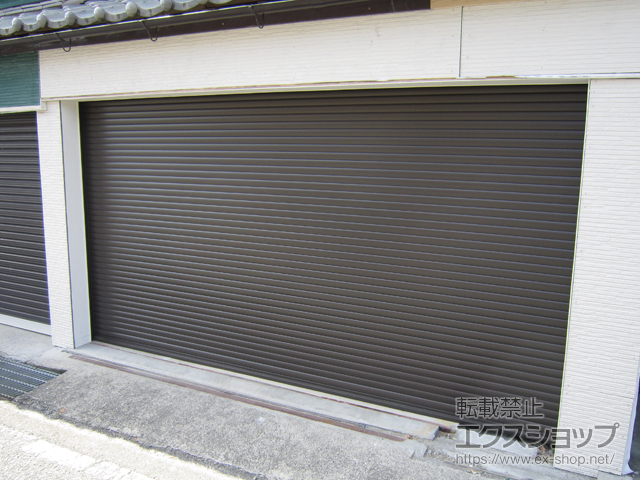 滋賀県高島市のLIXIL リクシル（トステム）のガレージシャッター ガレージシャッタークワトロ 電動式 内部付タイプ 施工例