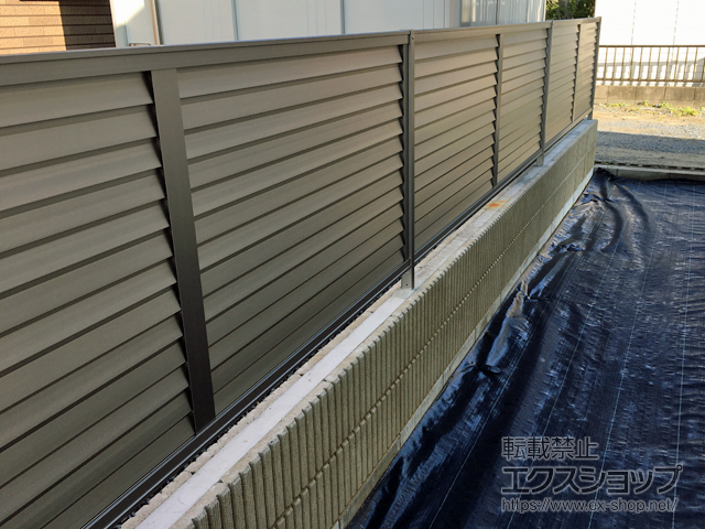 茨城県神栖市ののフェンス・柵 プレスタフェンス 8型 横ルーバー　間仕切りタイプ 施工例