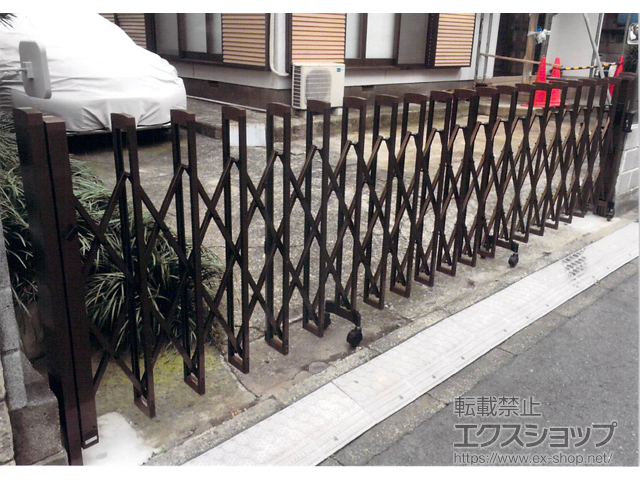 神奈川県川崎市ののカーゲート カーテンゲート クロスゲートM型 キャスタータイプ 片開き 48S 施工例