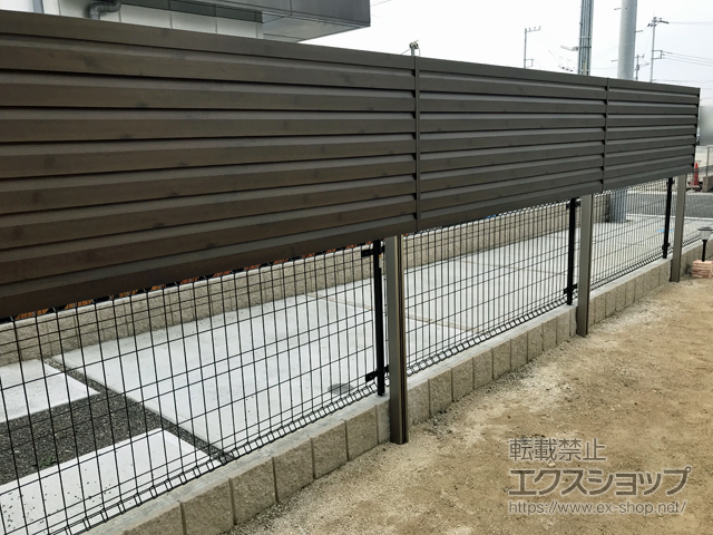 埼玉県さいたま市ののフェンス・柵 フレイナフェンスY5型 木調タイプ 上段のみ設置 多段柱使用 施工例