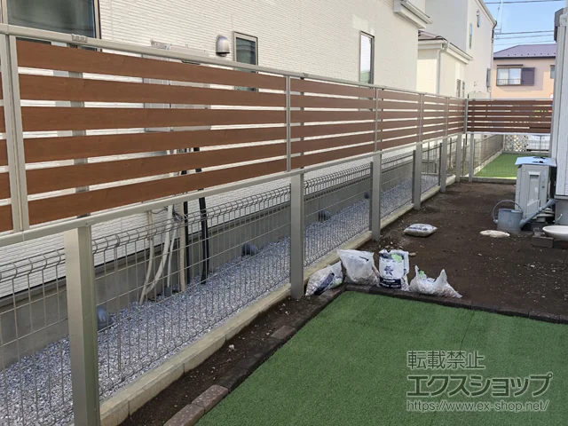 埼玉県北本市ののフェンス・柵・塀、バルコニー・ベランダ屋根 ルシアスフェンスF04型 横板 木調カラー 2段支柱 自立建て用（パネル1段） 施工例