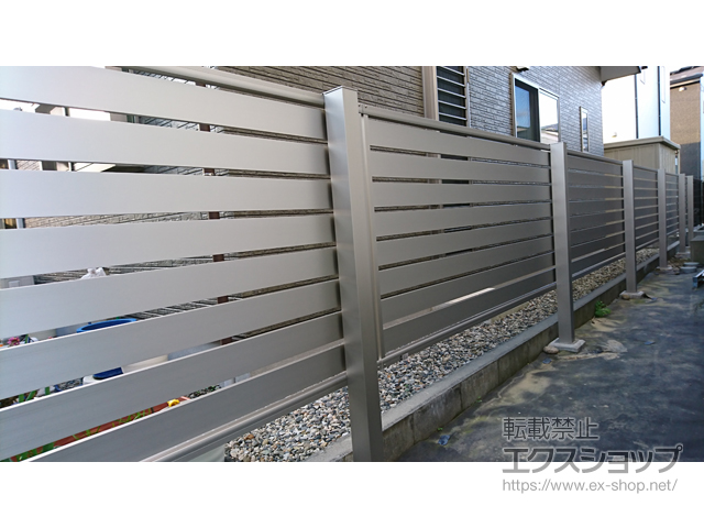 新潟県村上市ののフェンス・柵 シンプレオフェンスSY1型 横スリット　自由柱・上段のみ設置 自立建て用 施工例