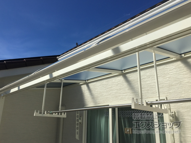 奈良県生駒市ののバルコニー・ベランダ屋根 ソラリア R型 屋根タイプ 単体 積雪〜20cm対応＋ソラリア 吊り下げ式固定物干し 標準 2本入り×1セット 施工例