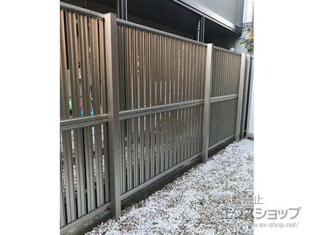 大阪府泉佐野市ののフェンス・柵 ルシアスフェンスF03型 たて半目隠し 木調カラー 2段支柱 自立建て用 施工例