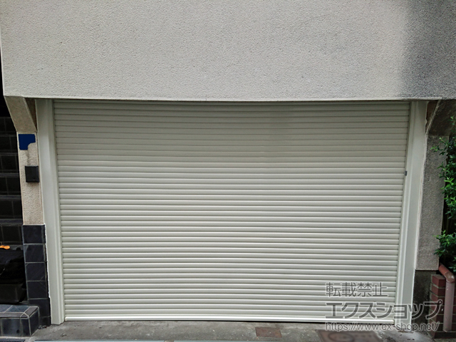 大阪府大阪市のLIXIL リクシル（トステム）のガレージシャッター ガレージシャッタークワトロ 電動式 内部付タイプ 施工例