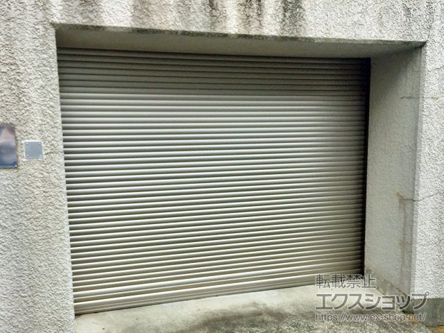 神奈川県鎌倉市のLIXIL リクシル（トステム）のガレージシャッター ガレージシャッタークワトロ 電動式 内部付タイプ 施工例