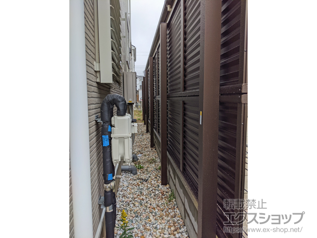 埼玉県飯能市ののフェンス・柵 ミエーネフェンス 目隠しルーバータイプ 2段支柱 自立建て用（パネル2段） 施工例