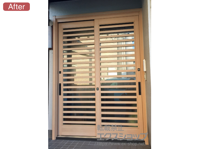 福岡県久留米市のLIXIL リクシル（トステム）の玄関ドア リシェント玄関引戸 PG仕様 2枚建戸 ランマ無 13型（横太格子）※ラッチ付 施工例