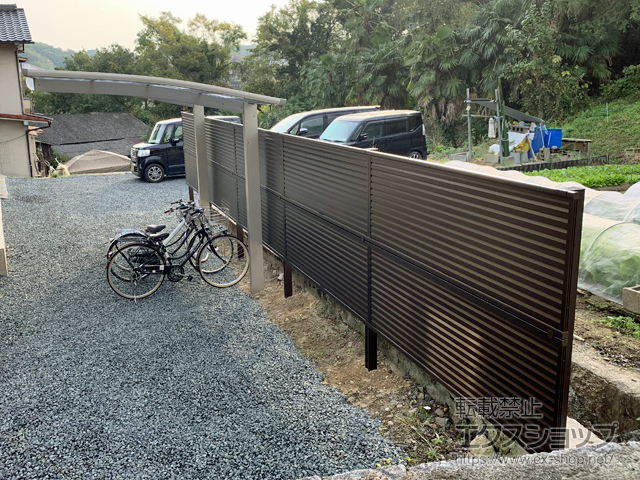 広島県福山市ののフェンス・柵 ミエーネフェンス 目隠しルーバータイプ 2段支柱 自立建て用(パネル2段) 施工例