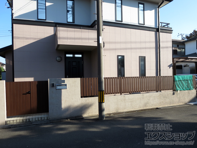 東京都日野市ののフェンス・柵 ルシアスフェンスH01型 たて板格子 木調カラー 自由柱仕様 施工例