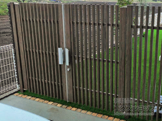 茨城県つくば市のの門扉 エバーアートウッドフェンス リバーシブル扉 両開き（すき間50mm） 施工例