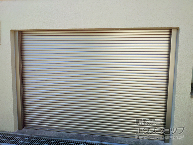 兵庫県神戸市のLIXIL リクシル（トステム）のガレージシャッター ガレージシャッタークワトロ 電動式 内部付タイプ ※外部停電時開閉機構 施工例