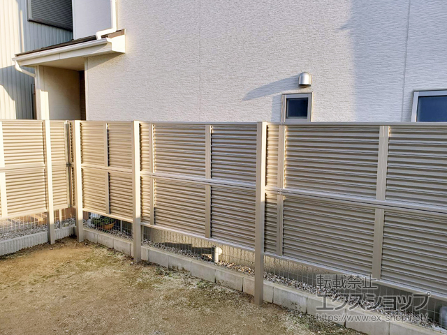 愛知県豊橋市ののフェンス・柵 ミエーネフェンス 目隠しルーバータイプ 2段支柱 自立建て用（パネル2段） 施工例