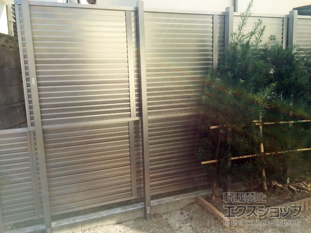 福岡県福岡市ののフェンス・柵 プレスタフェンス 8型 横ルーバー アルミ多段柱使用（パネル1段） 施工例