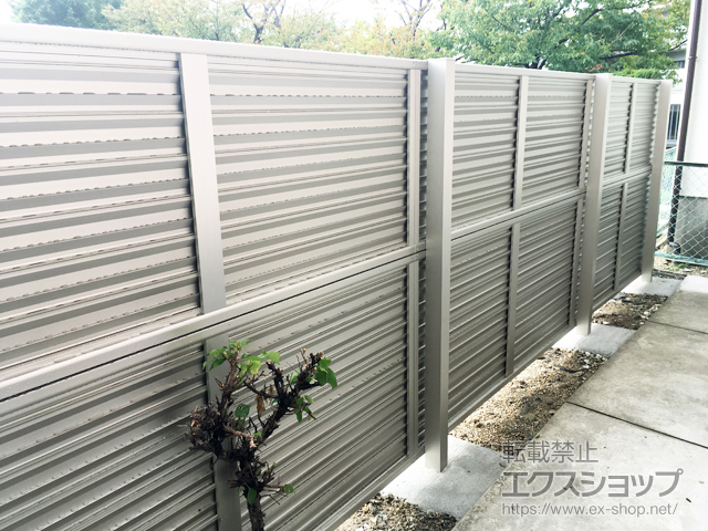 大阪府摂津市ののフェンス・柵 ミエーネフェンス 目隠しルーバータイプ 2段支柱 自立建て用（パネル2段） 施工例
