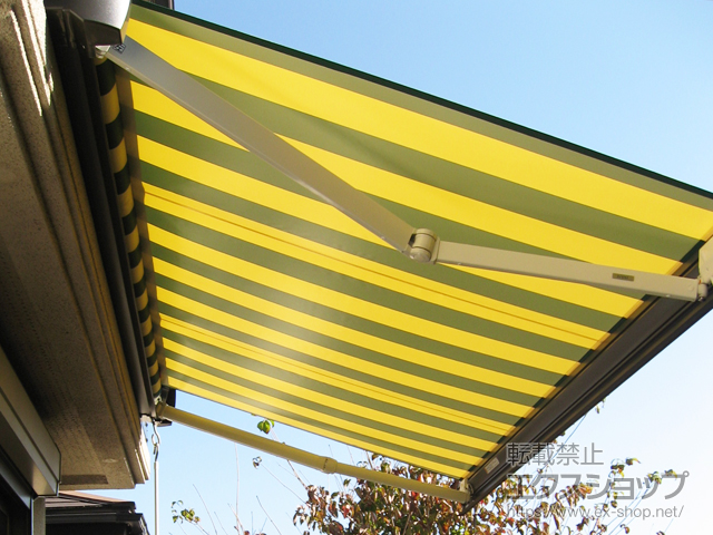 神奈川県川崎市のLIXIL リクシル（トステム）のオーニング・日よけ 彩風 あやかぜ S型 手動式 施工例