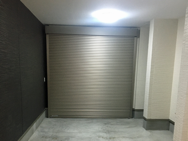 大阪府大阪市のLIXIL リクシル（トステム）のガレージシャッター ガレージシャッタークワトロ 電動式 内部付タイプ ※外部停電時開閉機構 施工例