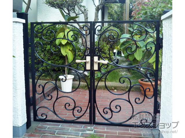 千葉県浦安市のLIXIL リクシル(新日軽)の門扉 ディズニー門扉プリンセスA型（唐草） 両開き　角門柱式 施工例