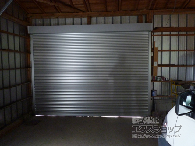 秋田県山本郡三種町のLIXIL リクシル（トステム）のガレージシャッター ガレージシャッタークワトロ 電動式 内部付タイプ 施工例