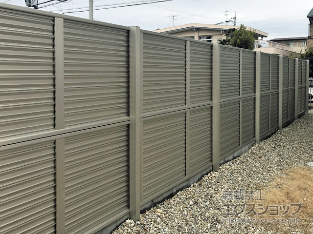 愛知県あま市ののフェンス・柵 ミエーネフェンス 目隠しルーバータイプ 2段支柱 自立建て用（パネル2段） 施工例