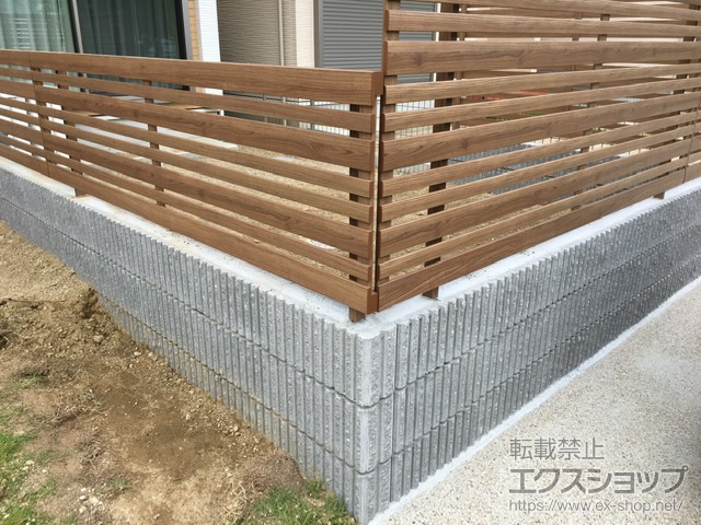 愛知県名古屋市ののフェンス・柵 フェンスAA YR1型 横格子〈ランダム〉 木調カラー フリーポールタイプ 施工例