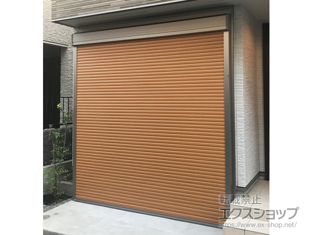 東京都足立区のLIXIL リクシル（トステム）のガレージシャッター ガレージシャッタークワトロ 電動式 外部付タイプ 木目調 施工例