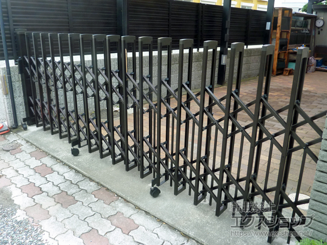 神奈川県藤沢市ののカーゲート トリップゲートII P型 ペットガード付き ノンレール 片開き 35S 施工例