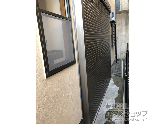 愛知県瀬戸市のLIXIL リクシル（トステム）のガレージシャッター ガレージシャッタークワトロ 電動式 外部付タイプ 施工例